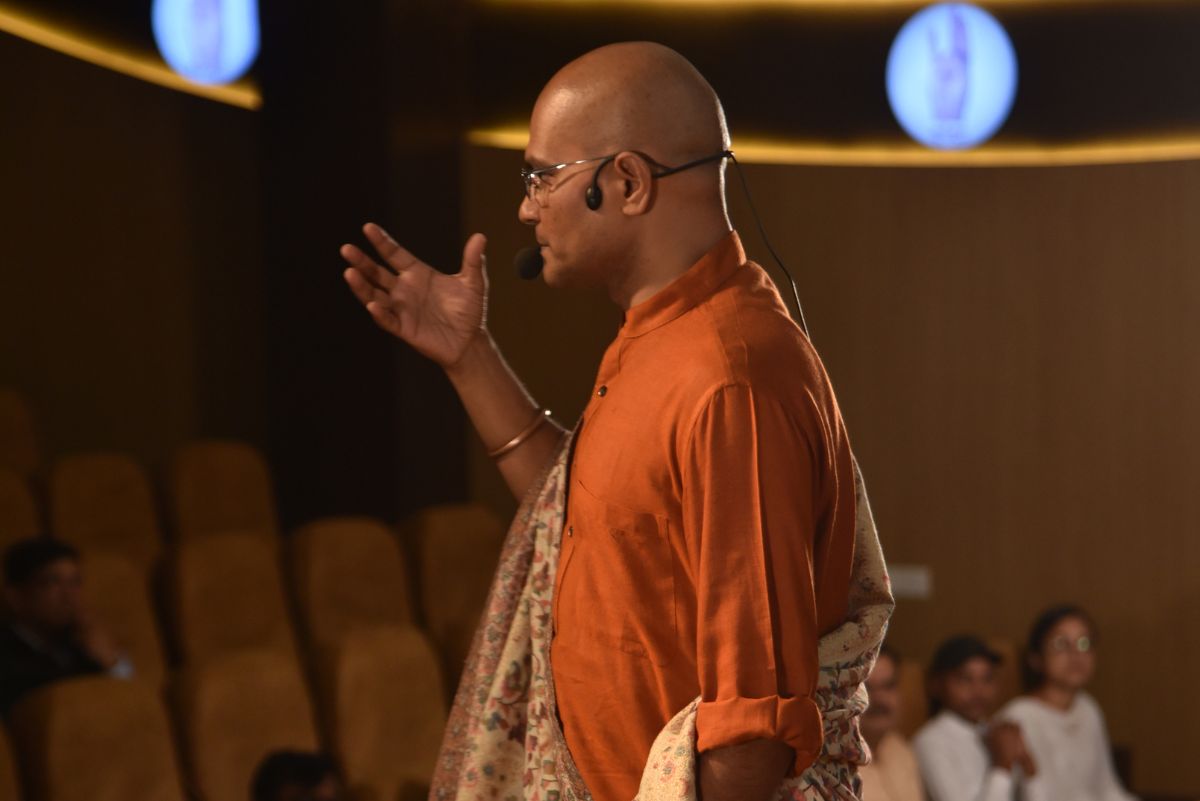 Swamy-raj-vibhu-addressing-audience-at-tedx